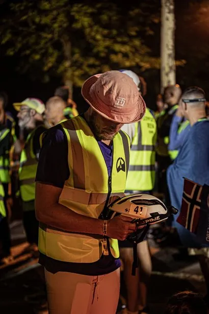 Crew-Mitglied in Warnweste beim nächtlichen Briefing vor dem Start