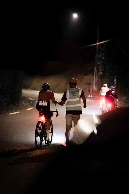 Nachtfahrt auf dem Rad, begleitet von der Crew mit Stirnlampen