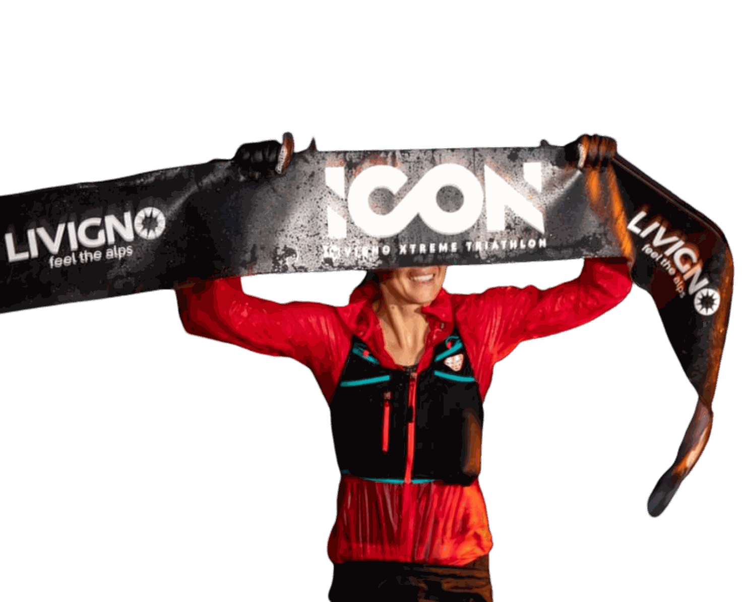 Lisa hält jubelnd das Zielbanner des ICON Livigno Xtreme Triathlon über den Kopf