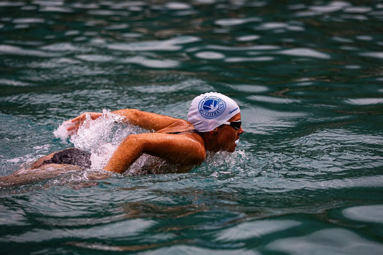 Lisa beim Schwimmtraining im Delfinstil