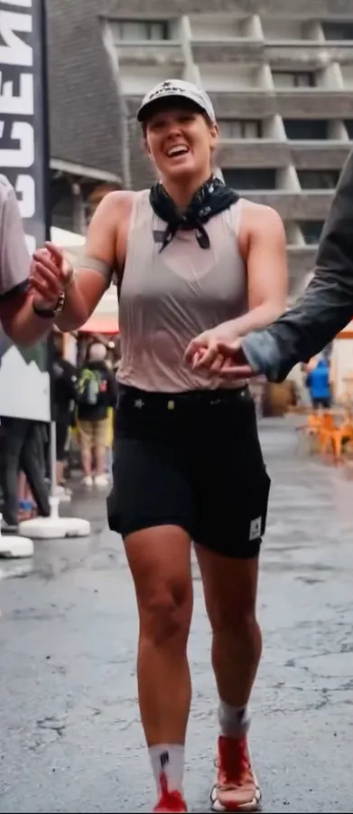 Lisa Wiestner lachend im Zielbereich eines Extremtriathlons